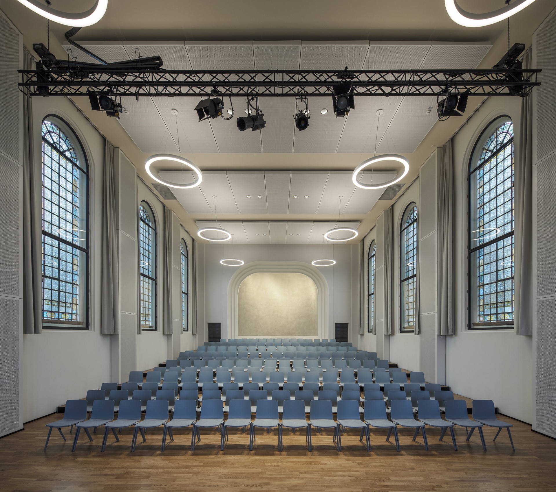 Zuschauerraum mit stufenweise höhenverstellbarem Hubboden