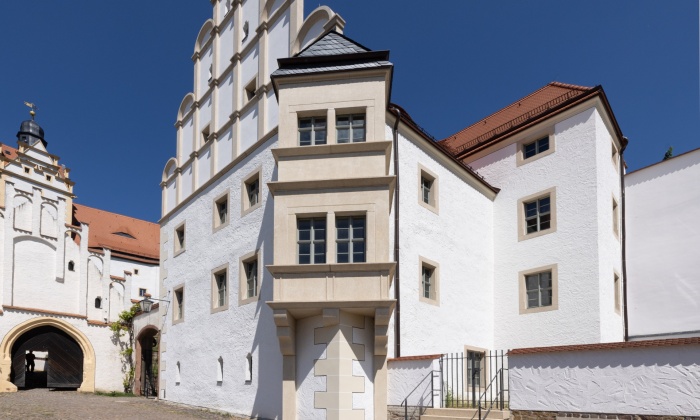 Das sanierte Schleinitzhaus mit Erker und Rundbogen-Giebel