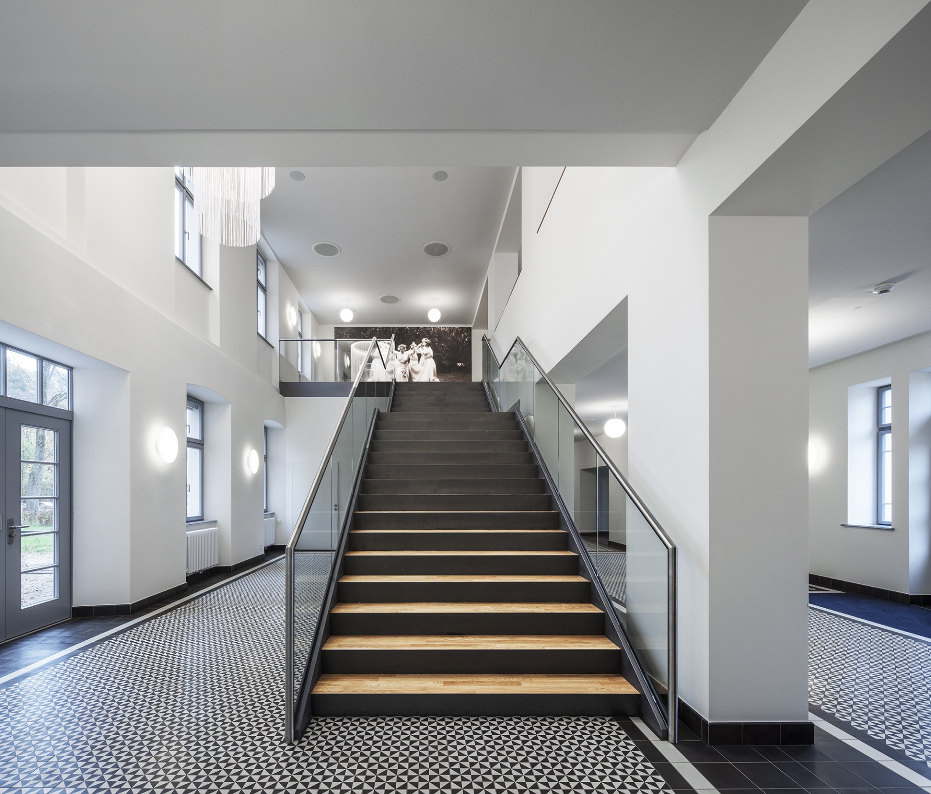 Große Freitreppe vom Foyer zur Galerie im Obergeschoss