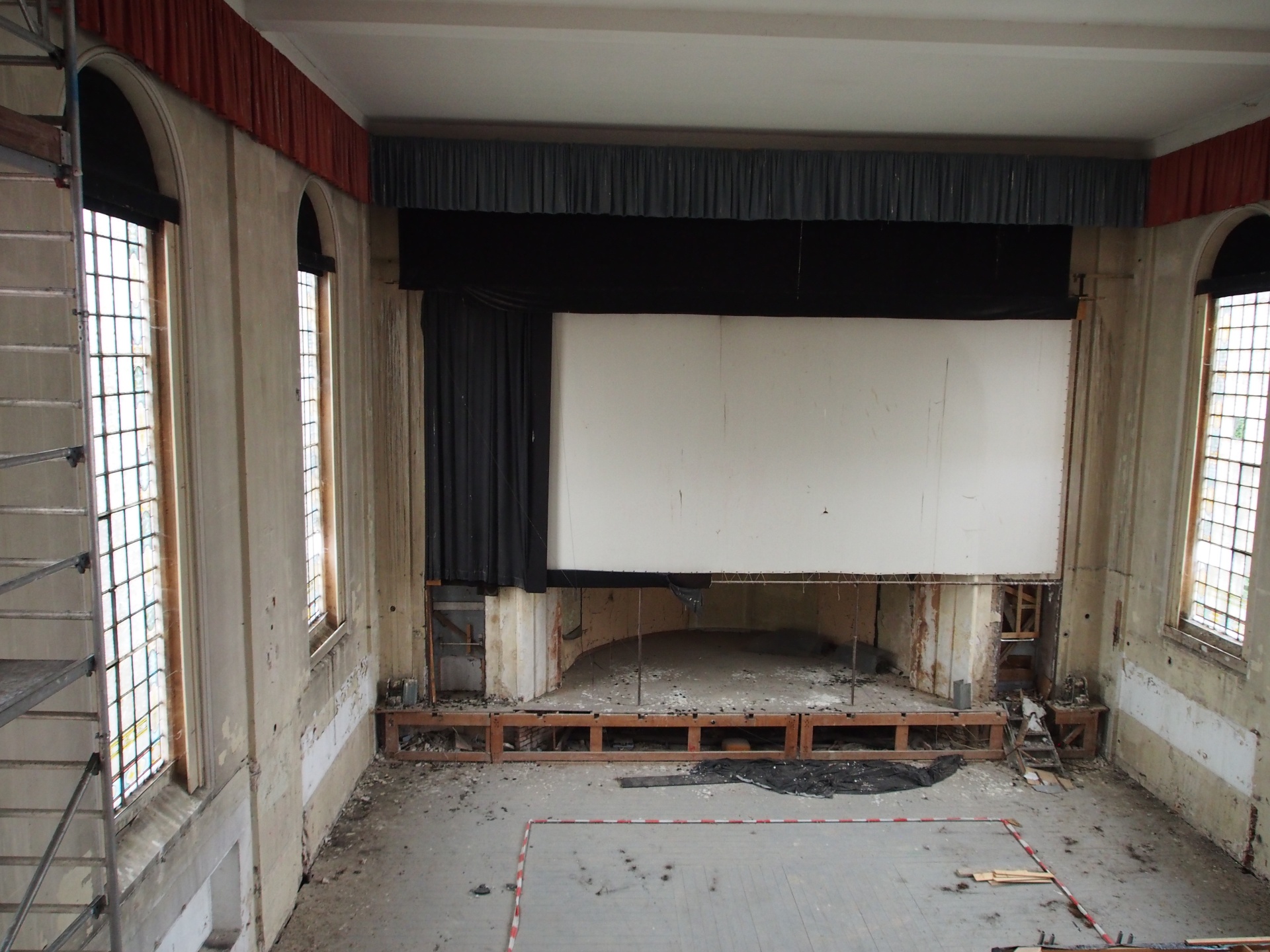 Großer Saal vor der Sanierung mit Kinoleinwand