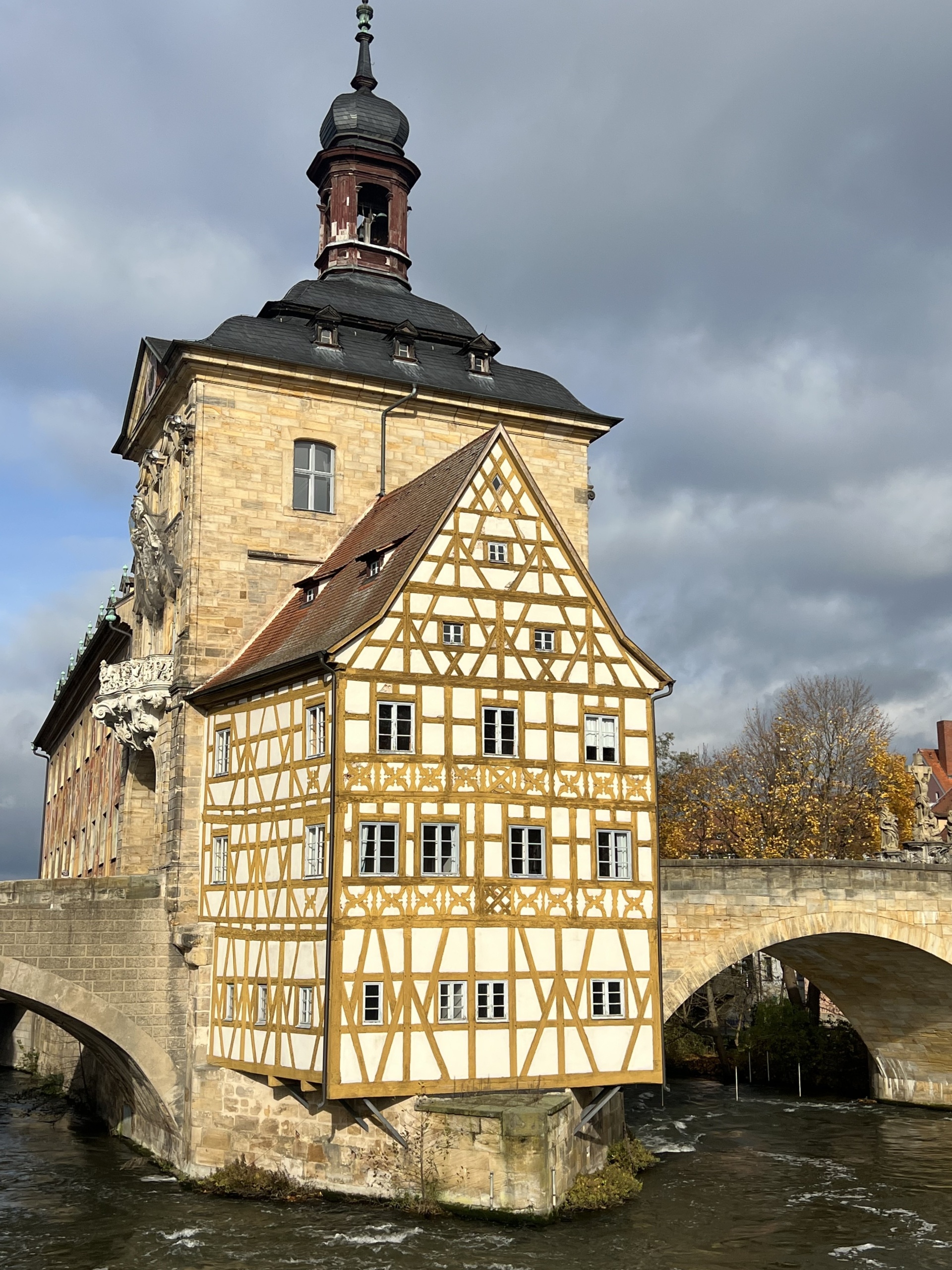 Das Alte Rathaus Bamberg im Fluss Regnitz gelegen